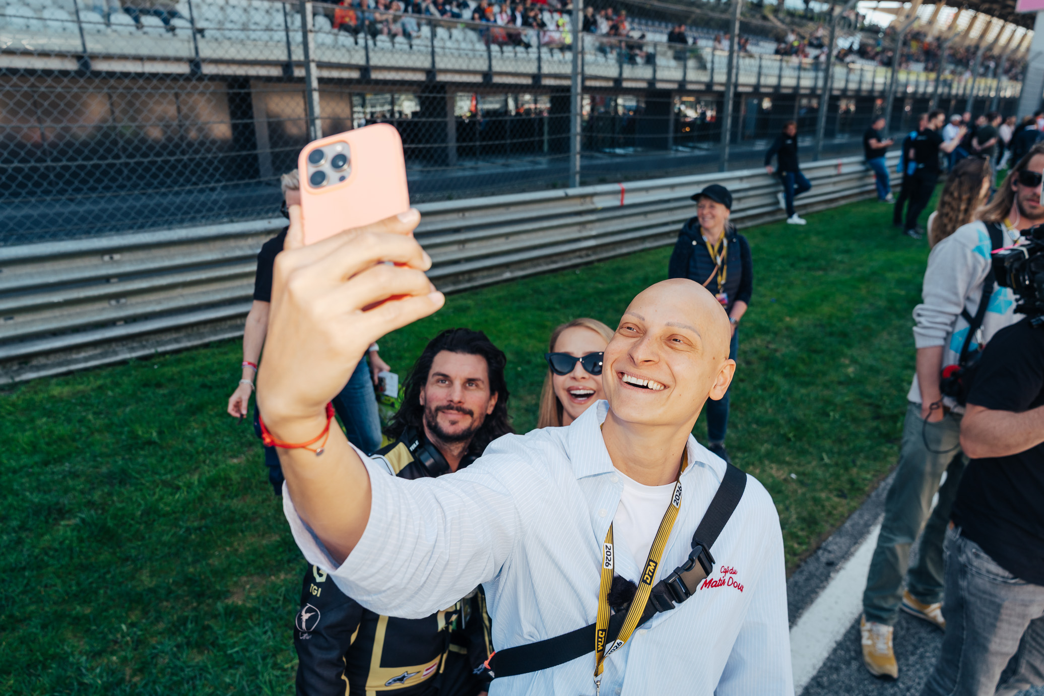 Ray macht ein Selfie mit jungen Menschen